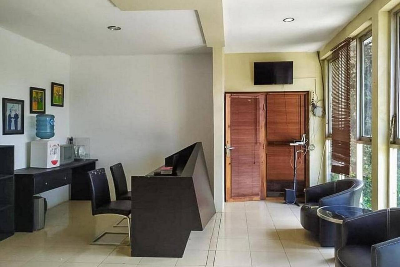Отель Graha Ht Sumantri Mitra Reddoorz Тасикмалая Экстерьер фото